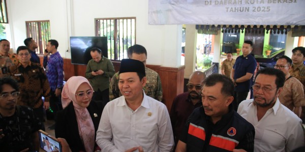 Ketua DPD RI Sultan B. Najamudin Serahkan Bantuan untuk Korban Banjir di Bekasi