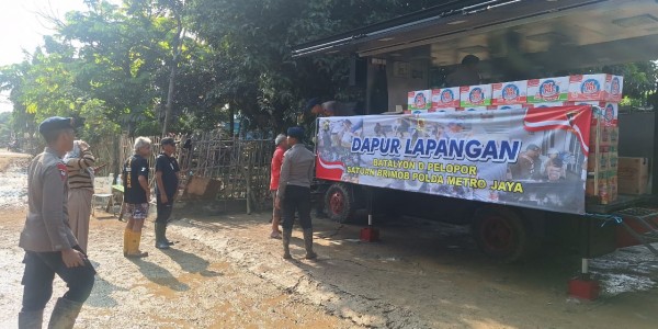 Brimob Polda Metro Jaya Gelar Dapur Lapangan Bantu Warga Korban Banjir di Pondok Gede Permai Bekasi