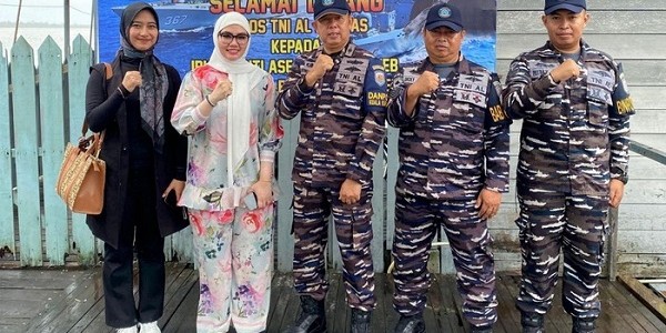 Senator Siti Aseanti Kunjungi Pos TNI AL Kuala Kapuas, Serap Aspirasi dan Berikan Bantuan