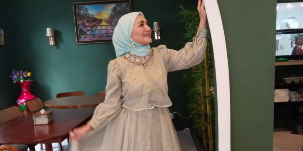 Perjalanan Spiritual, Nini Carlina Rilis Single Religi 'Semesta Bersyukur'