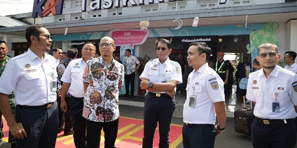 Kunjungi Stasiun Tasikmalaya, Dirut KAI Berkomitmen Tingkatkan Layanan