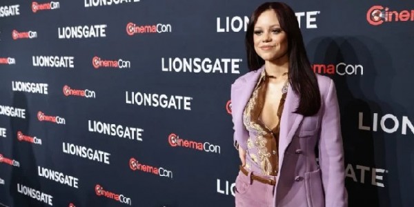 Penampilan Baru Jenna Ortega Bikin Penggemar Terkejut: Apa yang Terjadi dengan Alisnya?