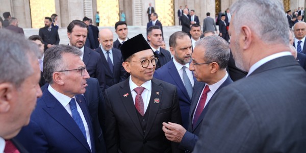 Fadli Zon Dampingi Presiden Prabowo dalam Penyampaian Pidato di Sidang Parlemen Turkiye