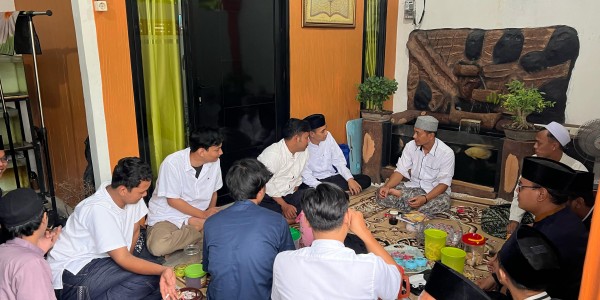 Merawat Tradisi Sowan ke Kyai: Dunia Boleh Berubah, Tradisi Baik Harus Dipertahankan
