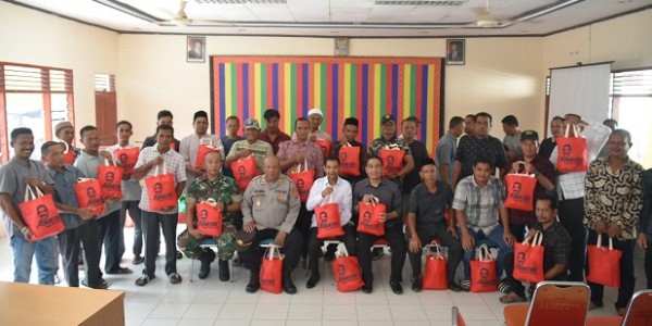 Azhari Cage Salurkan Bantuan untuk Petani Terdampak Banjir di Muara Batu