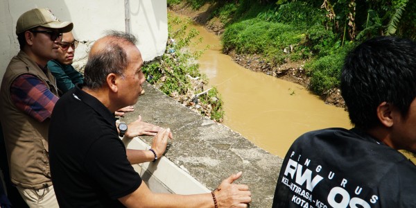 Waketum NasDem Saan Mustopa Tinjau  Lokasi Banjir di Pondok Gede Permai