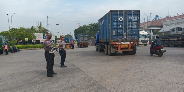 Polisi Berjibaku Urai Kemacetan Akibat Lonjakan Truk Peti Kemas di Tanjung Priok 