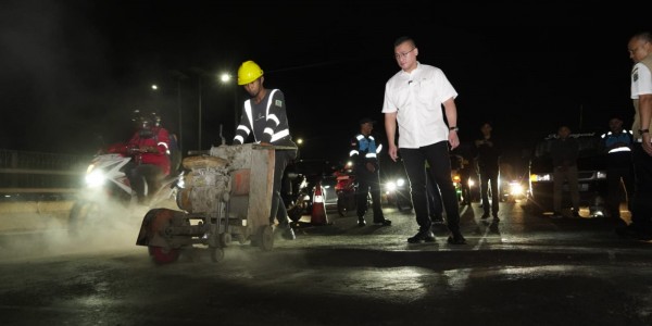 Sebabkan Kecelakaan, Kenneth DPRD DKI Tinjau Langsung Jalan Rusak di Flyover Grogol
