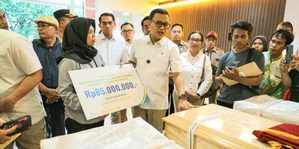 BPJS Ketenagakerjaan Serahkan Santunan Kematian ke Keluarga PMI Musthakfirin