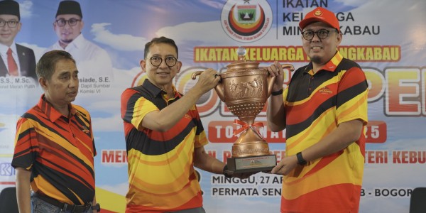 Fadli Zon Serahkan Piala Bergilir Menteri Kebudayaan