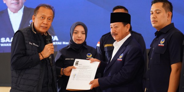 Saan Mustopa Serahkan SK Kepengurusan NasDem Lampung, Targetkan Menang di 2029