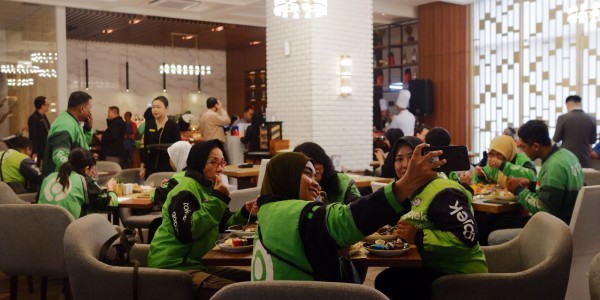Whiz Luxe Hotel Spazio Surabaya Ajak 30 Driver Ojek Online Makan Siang Mewah di Restaurant Hotel Bintang 5