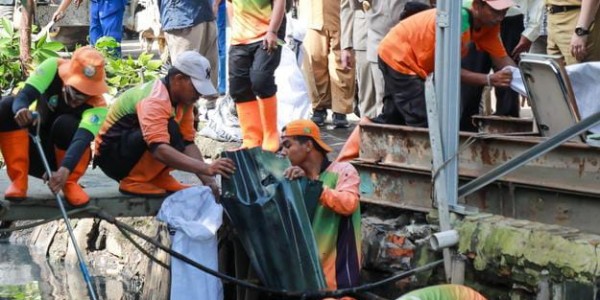 Pramomo Tinjau Pengerukan Kali Cakung Lama Sepanjang 8 Km