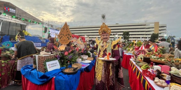 Rajawali Mustika Wayang Nusantara: Jejak Budaya Surabaya Suites Hotel dalam Festival Rujak Uleg 2025