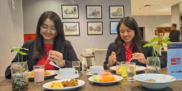 Sensasi Unik! Makan Siang Ditemani Nuansa Seni di Swiss-Belinn Tunjungan