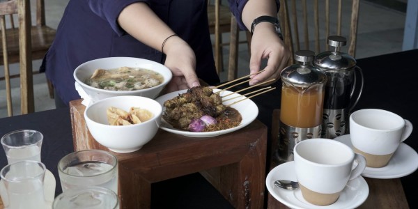 The Local Hawkers: Perpaduan Rasa, Ruang, Dan Kolaborasi Di ARTOTEL TS Suites Surabaya