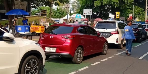 Libur Panjang di Jakarta, TIM Diserbu Pengunjung dan Parkir Liar Merajalela