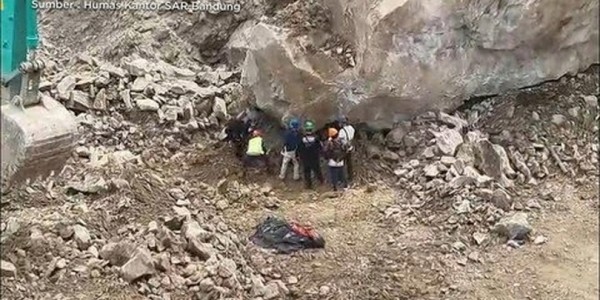 Longsor Tambang Batu Alam Gunung Kuda Cirebon Akibat Kelalaian Sistematis