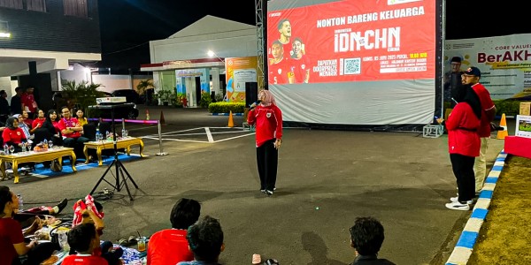 Gerakan Ayah Teladan Digalakkan Kepala BKKBN Jatim dalam Nobar Timnas Indonesia vs China
