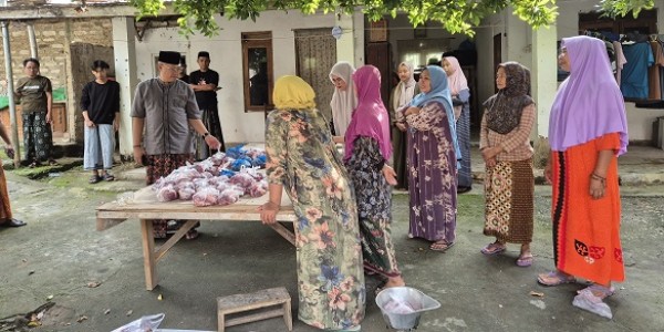 Wujud Kepedulian dalam Momentum Idul Adha, Cak Nawardi Bagikan 2.500 Paket Daging Kurban