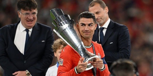 Cristiano Ronaldo Pastikan Bertahan di Al-Nassr, Tegaskan Komitmen Usai Bawa Portugal Juara