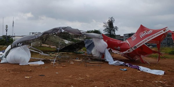 Angin Kencang Robohkan Tenda Pengungsi Kebakaran Kapuk