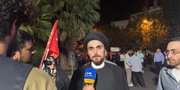 Cicit Imam Khomeini Turun ke Jalan Dukung Pemerintah Iran Serang Israel