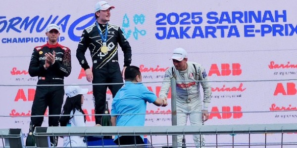 Mewakili Presiden FIA Bersama Gubernur Pramono dan Hasyim Joyohadikusumo, Bamsoet Kalungkan Medali FIA ke Pemenang E-Prix