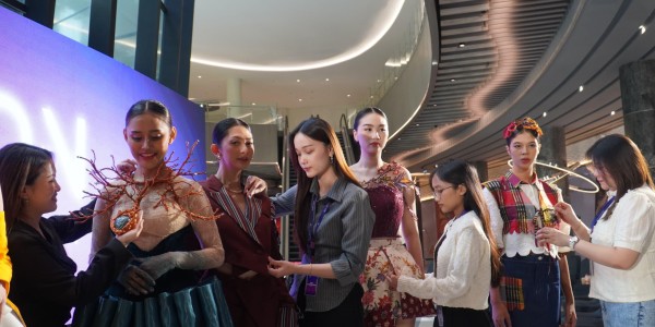 Panggung Innofashion Show 7: Padukan Inovasi Material dan Kain Nusantara