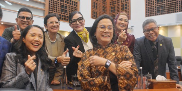 Foto Bareng Sebelum Mengikuti Raker di DPR