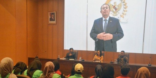 Seminar Nasional Tema “PERAN BUMN DALAM MEMPERKUAT EKONOMI DALAM NEGERI”