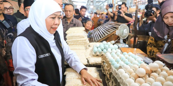 Tinjau Pasar Tanjung Jember, Gubernur Khofifah Pastikan Harga Stabil dan Distribusi Bahan Pokok Lancar  