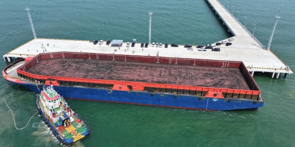 Uji Coba Perdana, Pelindo Berhasil Sandarkan Kapal di Terminal Batang