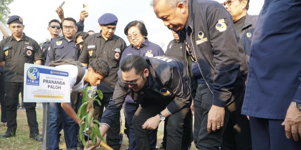 Gerakan NasDem Go Green, Prananda dan Saan Tanam 700 Pohon Produktif di Gowa