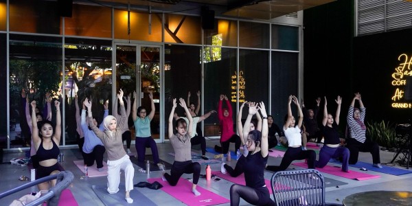 Sehat dan Harmonis: Mercure Surabaya Grand Mirama dan Harsha Shala Gelar Acara Yoga di Tengah Kota