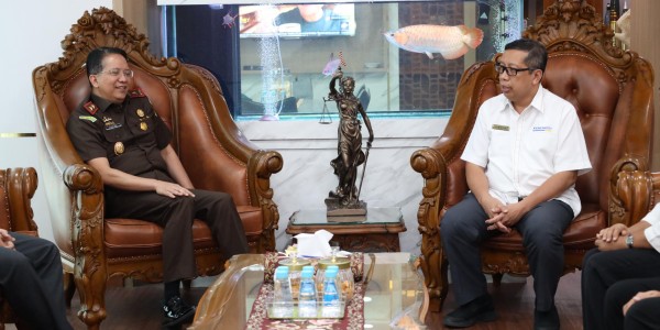 DJP Jatim dan Kejati Jatim Perkuat Penegakan Hukum Pajak dan Cegah Rokok Ilegal