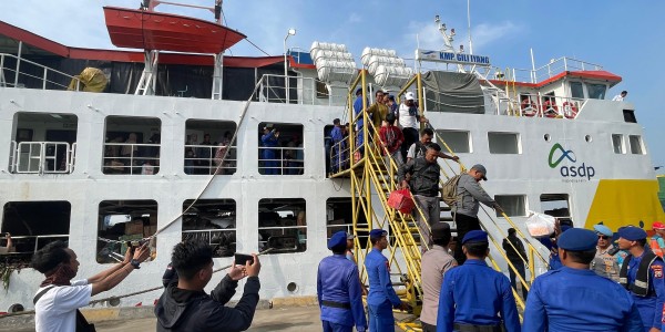 Pelindo Gerak Cepat Dukung Evakuasi Penumpang KMP Gili Iyang yang Terbakar