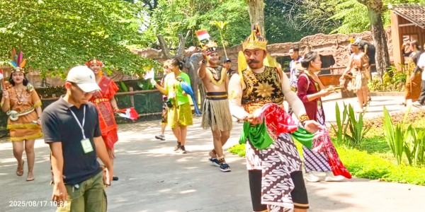 The Real Fireman & Festival Kuliner Ramaikan Perayaan Kemerdekaan di Solo Safari dengan Satwa
