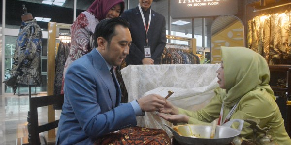 Wakil Ketua MPR RI Edhie Baskoro Yudhoyono (Ibas) Membatik
