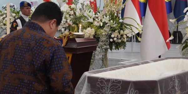 Melayat ke ABN, Erick Thohir Berterima Kasih atas Jasa IGK Manila untuk Sepak Bola Indonesia