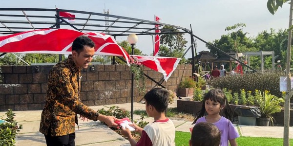 Mercure Surabaya Grand Mirama Bagikan Bendera Sambut HUT ke-80 RI