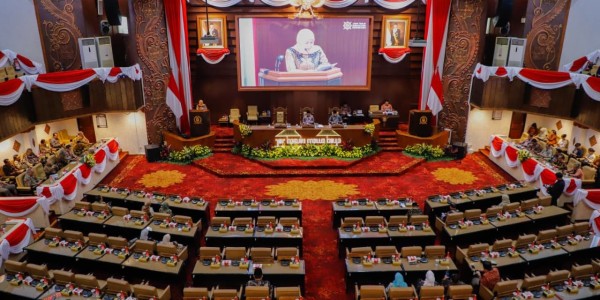 Gubernur Khofifah Sampaikan Jawaban Eksekutif atas Raperda P-APBD 2025, Fokus pada Mandatory Spending dan Peningkatan Kesejahteraan Masyarakat