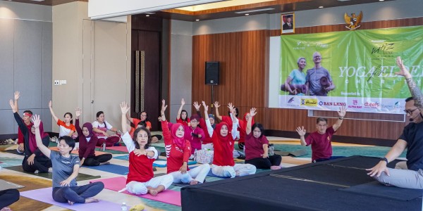 Yoga for Elder: Ajak 30 Lansia Rayakan Kemerdekaan dengan Yoga di Whiz Luxe Hotel Spazio Surabaya