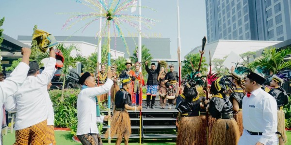 Grand Mercure Malang Mirama Gelar Upacara Kemerdekaan HUT ke-80 RI dengan Pelepasan 300 Merpati