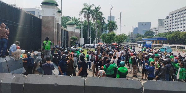 Imbas Wafatnya Affan yang Dilindas Rantis, Massa Ojol Geruduk Gedung DPR