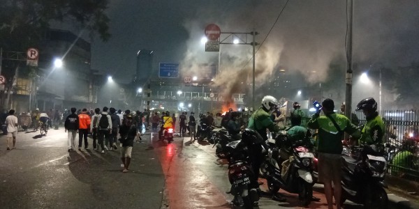 Ditembak Gas Air Mata, Massa Dipaksa Mundur dan Balik Lagi