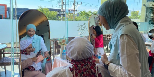 Zest Hotel Jemursari Gelar Workshop Personal Color dan Bag Charm untuk Dukung Kreativitas Perempuan Surabaya