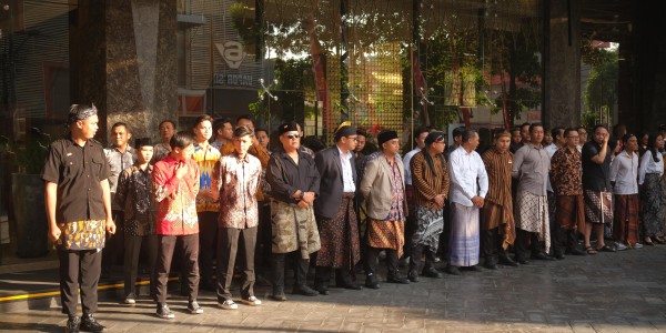 MORAZEN Surabaya Gelar Upacara Bendera Kemerdekaan dengan Busana Etnik Nusantara
