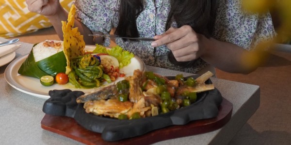 Nikmati Lezatnya Hot Plate Bandeng Cabai Hijau, Sajian dari Swiss-Belinn Airport Surabaya