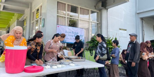 Hotel Maxone Dharmahusada Gelar Program Jumat Berkah “Berbagi Itu Indah”
